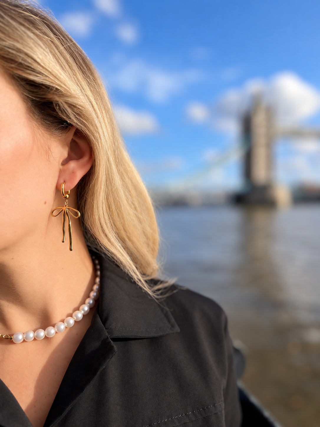 Elegant stainless steel earrings featuring delicate bows with flowing ribbon details. A playful yet refined finishing touch for everyday outfits and special occasions.

Available colours: Gold-tone or Silver-tone.