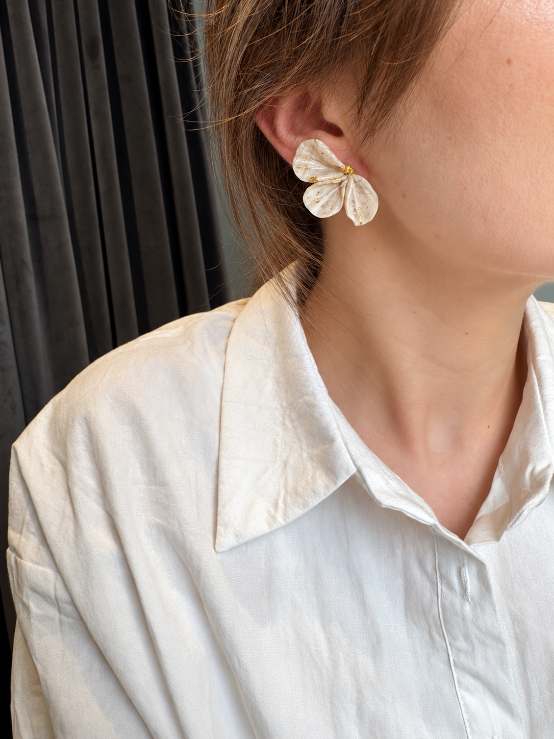 Handcrafted polymer clay earrings featuring softly curved petals in a speckled beige tone. Sculpted textures, a gentle sheen and scattered gold-tone flecks give each pair an organic, elegant look. A beautiful accent for everyday outfits or special occasions.

• Material: Polymer clay
• Colour: Speckled beige with gold-tone accents
• Size: Approximately 3 cm

Each pair is shaped and decorated by hand, so slight variations in the petals and decorative details make every 