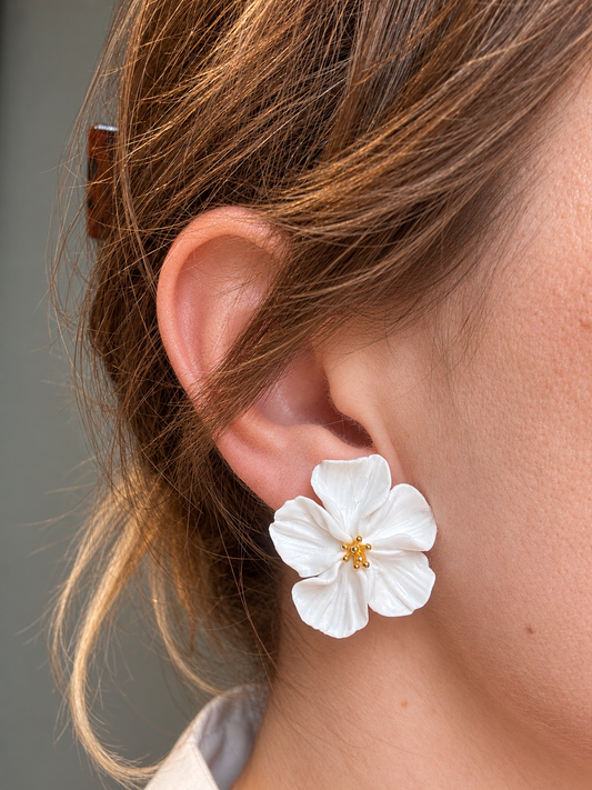 Handcrafted polymer clay earrings inspired by delicate flower petals. Sculpted petal textures and a gold-tone centre create a romantic, elegant look. A lovely finishing touch for everyday outfits or special occasions.

Available in pearlescent white or soft beige — choose your favourite shade.

• Material: Polymer clay
• Detail: Gold-tone centre
• Size: Approximately 3 × 3 cm

Each flower is shaped by hand, so slight variations in form and texture make every pair unique.