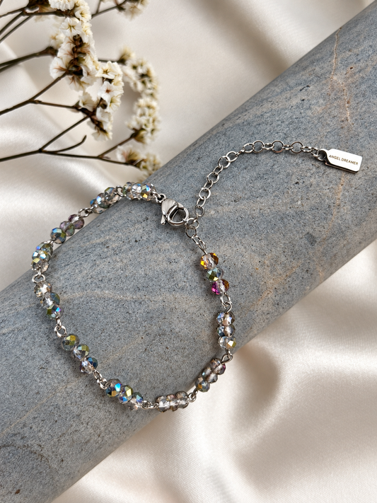 A delicate handmade bracelet featuring faceted beads joined by silver-tone links. The beads catch the light beautifully, adding a subtle shimmer to everyday outfits or special occasions.  Wear it alone for an elegant accent or layer it with your favourite bracelets.

Available in a selection of colours — choose your favourite from the options.

Length: 18 cm + 5 cm extension chain, adjustable from 18 to 23 cm.